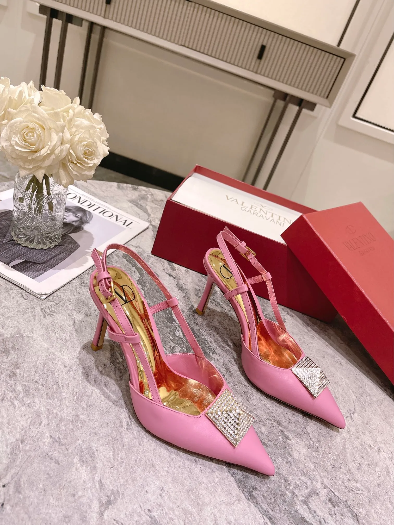 👟👟Ex-factory price 400👟👟 Genuine leather sole +40 Top version 𝑉𝐴𝐿𝐸𝑁𝑇𝐼𝑁𝑂 Valentino new autumn and winter women's back hollow sandals. The unique [pyramid] large rivet hardware [hand-made diamonds] brings out a full sense of high-end, and the new season will live up to expectations! Worth buying ★Imported sheepskin is absolutely high-grade ❥Original method, absolutely sensual ❥Elegant style, creating a different feeling, simple and elegant style!  Code number: 35-41 (34-42 customized) Fabric: Imported sheepskin Lining: Lined sheepskin Heel height: 8cm Leather outsole Rubber outsole